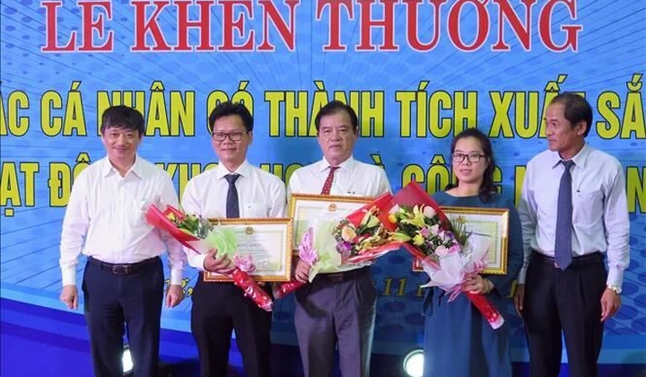 Khen thưởng các cá nhân xuất sắc trong hoạt động khoa học công nghệ ở Đà Nẵng