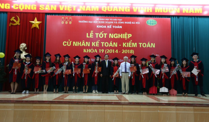 Trường ĐH Kinh doanh và Công nghệ Hà Nội tổ chức Lễ trao bằng tốt nghiệp