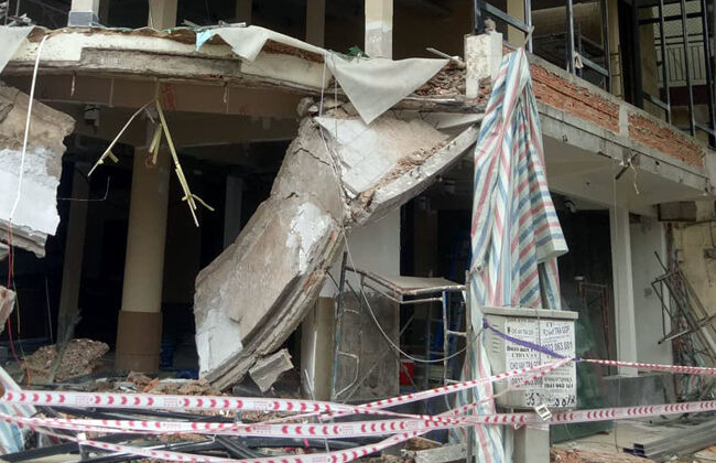 TP HCM: Sập ban công nhà đang sửa, 2 người nguy kịch