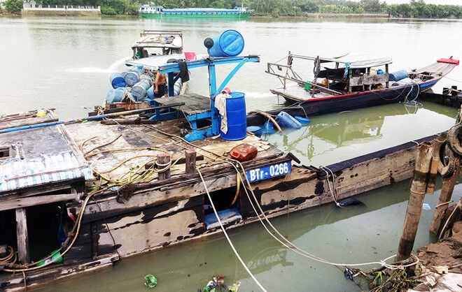 Trục vớt tàu chở hàng chục tấn axit chìm trên sông Đồng Nai