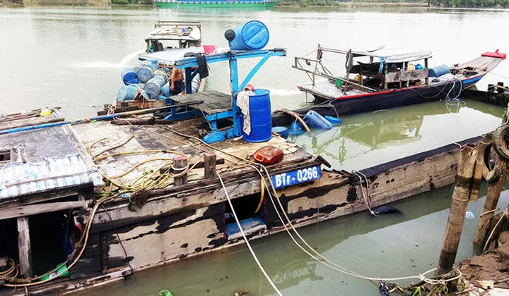 Trục vớt tàu chở hàng chục tấn axit chìm trên sông Đồng Nai