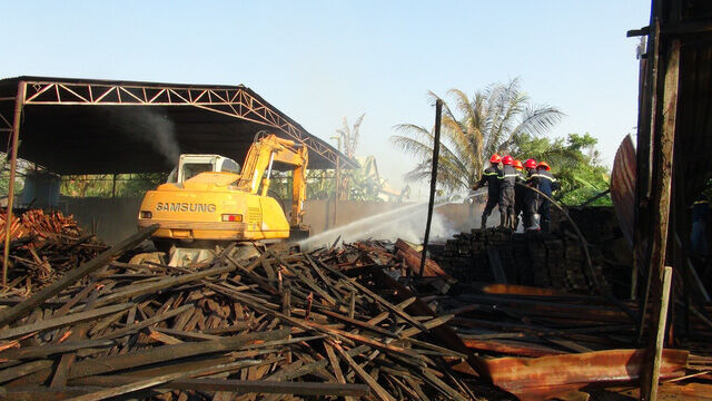 Bình Phước: Kho chứa gỗ bị thiêu rụi do cháy lớn