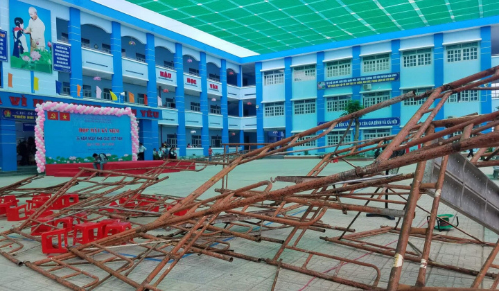 TP. HCM: Sập giàn giáo sân khấu, 25 học sinh nhập viện cấp cứu