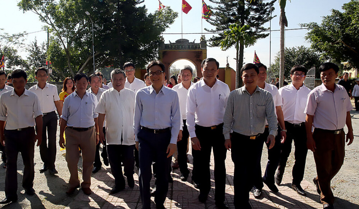 Phó Thủ tướng chia vui cùng thầy trò vùng đất học