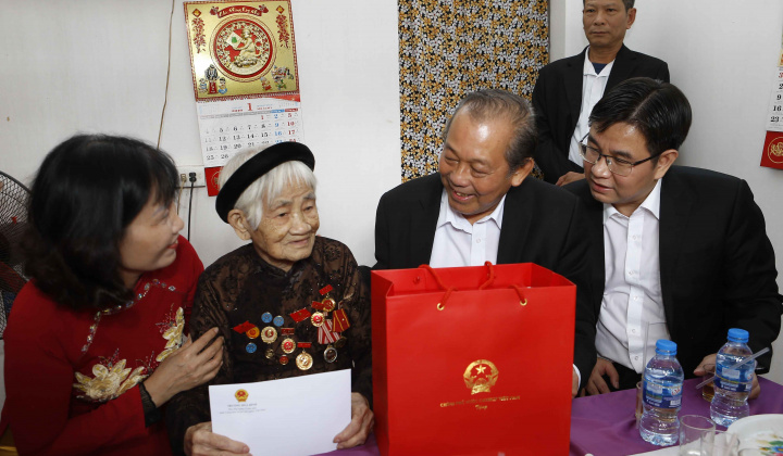 Phó Thủ tướng Thường trực thăm các gia đình chính sách