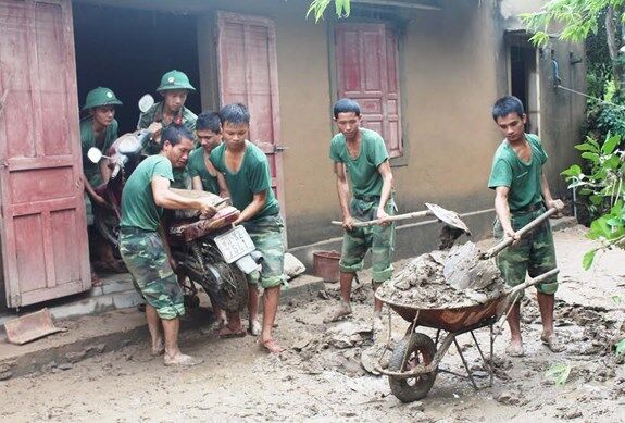 Hơn 7.000 cán bộ, chiến sĩ tham gia giúp dân ứng phó bão số 9