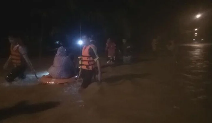 Hàng chục người dân mắc kẹt giữa lũ lớn tại Bình Dương