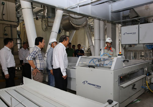 Phó Thủ tướng thăm dự án Nhà máy điện mặt trời tại huyện Đức Huệ