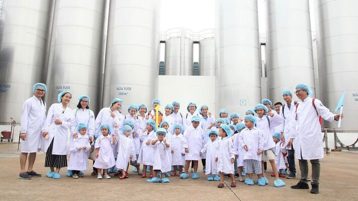 Vinamilk tổ chức cho con của nhân viên tham quan siêu nhà máy sữa