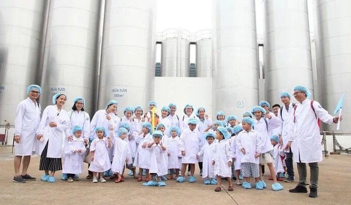 Vinamilk tổ chức cho con của nhân viên tham quan siêu nhà máy sữa