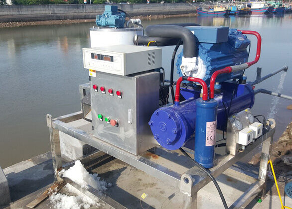 Việt Nam chế tạo thành công máy làm đá tuyết từ nước biển