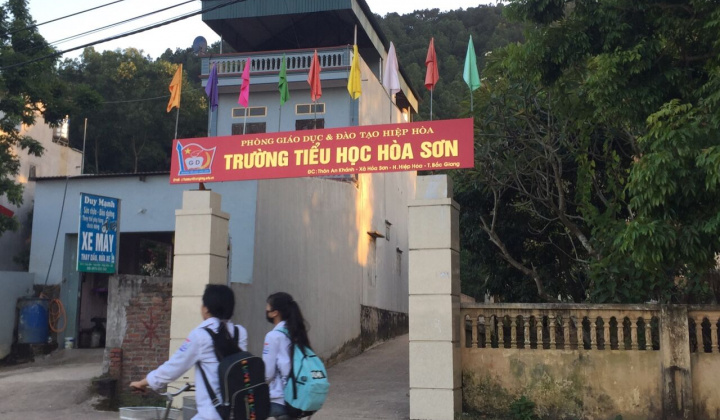 Hiệp Hoà (Bắc Giang):  Tính mạng hàng trăm giáo viên, học sinh “cheo leo” trước miệng “tử thần”!?