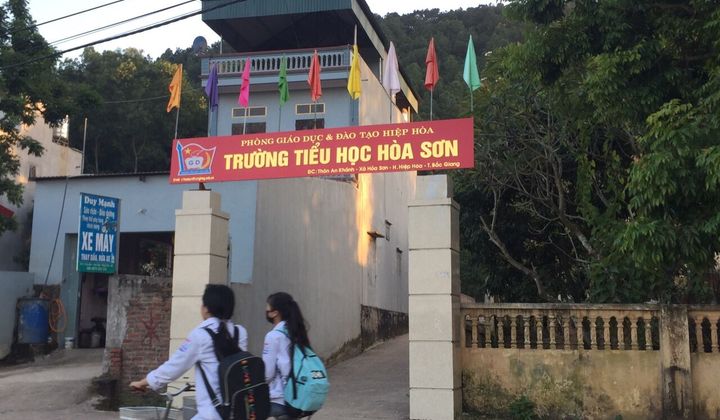 Hiệp Hoà (Bắc Giang):  Tính mạng hàng trăm giáo viên, học sinh “cheo leo” trước miệng “tử thần”!?