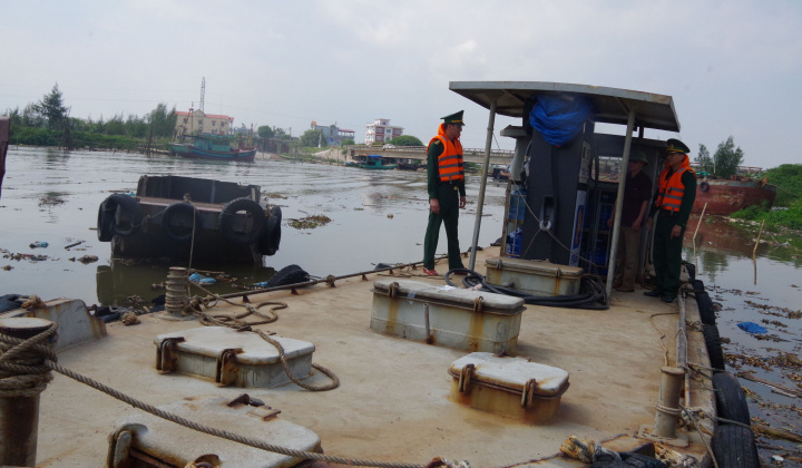 Nam Định: Bộ đội Biên phòng bắt 2 tàu chuyển tải dầu trái phép