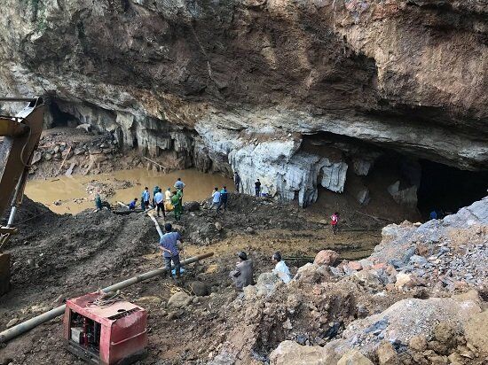 Sập hầm vàng trái phép ở Hòa Bình, 2 người mắc kẹt, chủ bãi vàng bị tạm giữ để điều tra