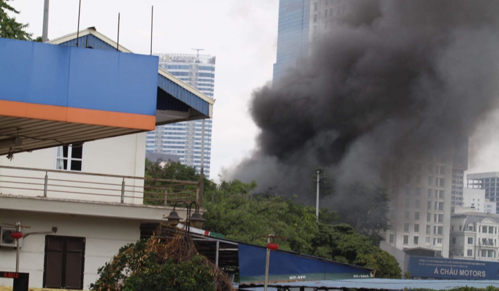 Cháy lớn tại gara ô tô gần Liên đoàn Bóng đá Việt Nam