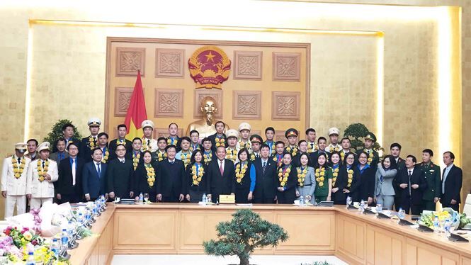 Phó thủ tướng Trương Hòa Bình trao giải cho cán bộ, công chức, viên chức trẻ giỏi toàn quốc năm 2018