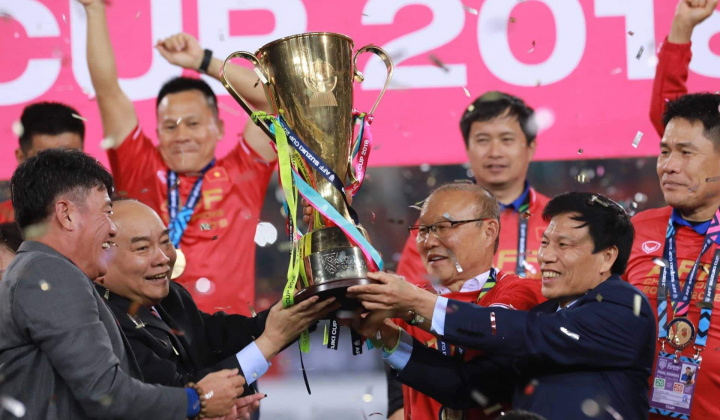 Khoảnh khắc Thủ tướng Nguyễn Xuân Phúc trao cúp vô địch cho ĐT Việt Nam