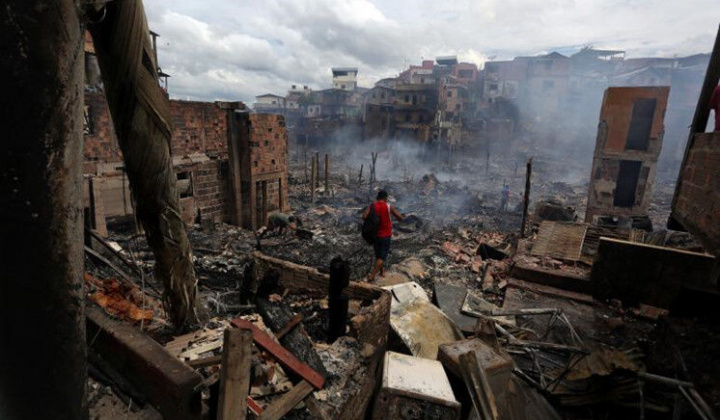 Khung cảnh vụ hoả hoạn thiêu rụi 'khu ổ chuột' ở Brazil