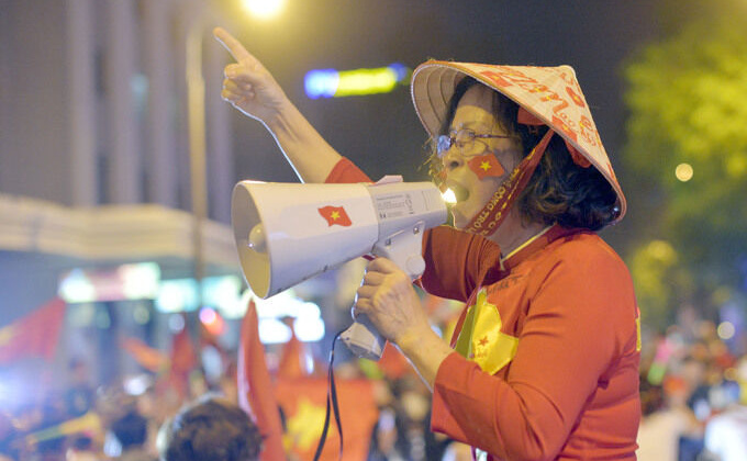 Muôn kiểu ăn mừng của người hâm mộ sau trận Việt Nam - Philippines