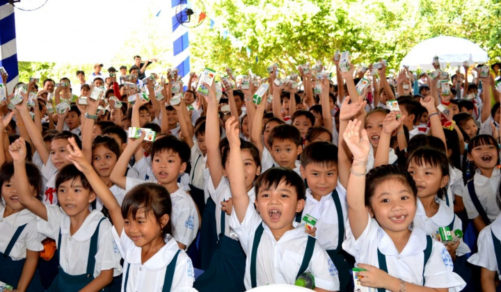 Đề án sữa học đường: Trẻ em nghèo được uống sữa miễn phí