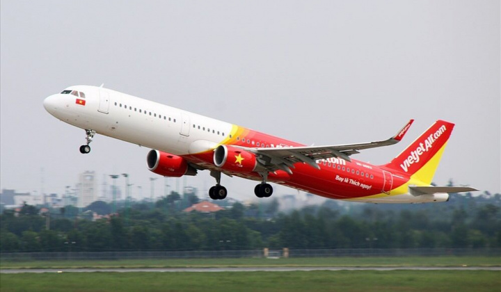 Hai hành khách định đấm tiếp viên hàng không trên chuyến bay Vietjet
