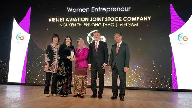 Tổng thống Singapore trao hai giải thưởng cho CEO Vietjet