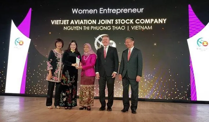 Tổng thống Singapore trao hai giải thưởng cho CEO Vietjet