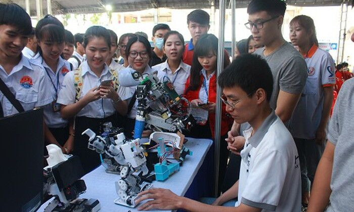 Trình diễn sản phẩm công nghệ tại ngày hội của những nhà sáng tạo trẻ