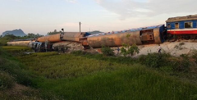 Tàu chở 400 khách bị lật khi đâm xe ben ở Thanh Hoá, 2 người tử vong