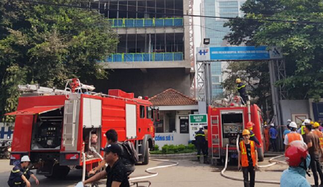 Cháy tòa nhà đang xây ở Hà Nội, hàng trăm người tháo chạy