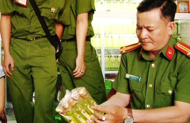 Huế: Phát hiện hơn 1.000 chai dầu tràm làm từ dầu… chổi