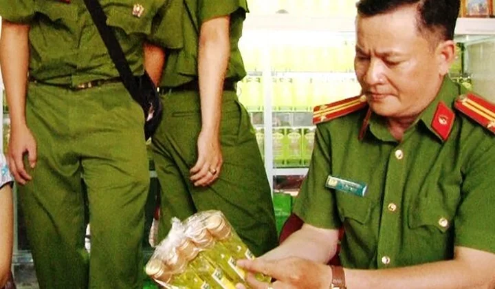 Huế: Phát hiện hơn 1.000 chai dầu tràm làm từ dầu… chổi