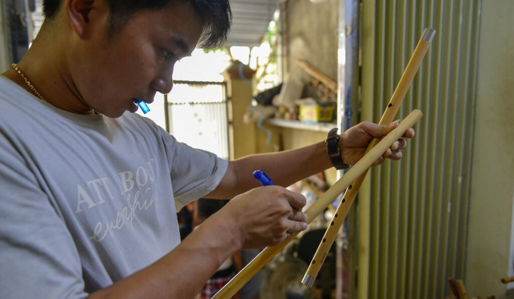 Chàng trai thành công nhờ sáo trúc