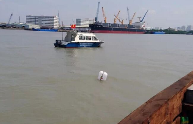 Sà lan 200 tấn chìm dưới chân cầu Phú Mỹ