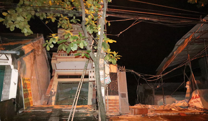 Thủy điện Hòa Bình đóng cửa xả, hàng loạt nhà dân bị sạt lở