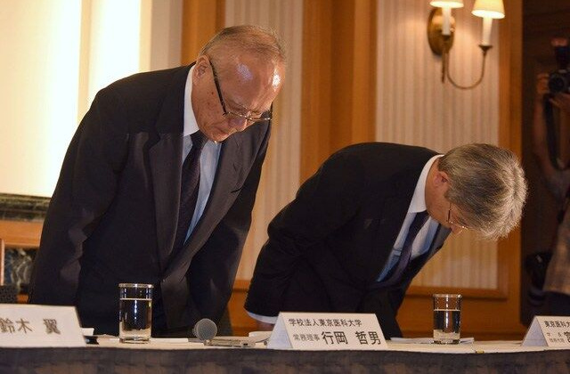 Lãnh đạo Đại học Y Tokyo cúi rạp đầu xin lỗi sau vụ bê bối sửa điểm thi