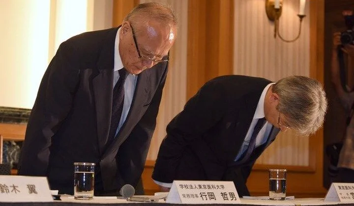 Lãnh đạo Đại học Y Tokyo cúi rạp đầu xin lỗi sau vụ bê bối sửa điểm thi