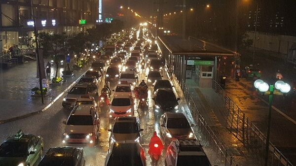 Điểm mặt những thói quen xấu khi tham gia giao thông của người dân Hà Nội vào mùa mưa