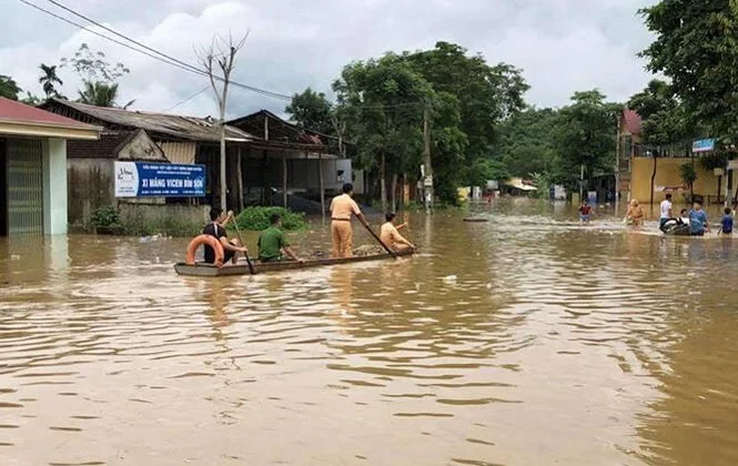 Mưa lũ chia cắt nhiều nơi: 6 người chết, mất tích