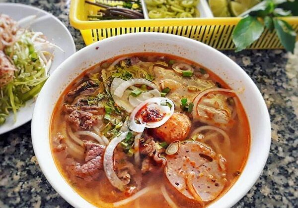 Bí quyết thưởng thức đủ món ngon xứ Huế chỉ với 200 ngàn