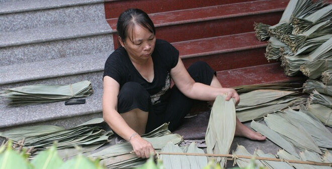 ‘Kẻ tâm thần’ nhặt lá tre kiếm tiền tỷ