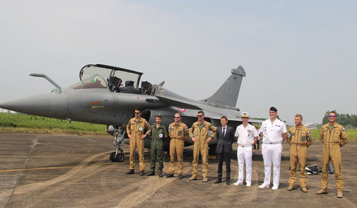 3 tiêm kích tối tân Pháp Rafale hạ cánh xuống Nội Bài