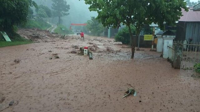 Nhiều cung đường bị chia cắt, giao thông ách tắc vì mưa lũ