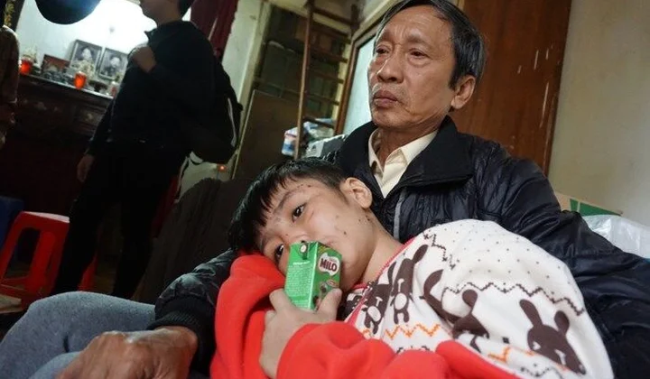 Hà Nội: Sắp xét xử vụ bé trai 10 tuổi bị bố và mẹ kế bạo hành