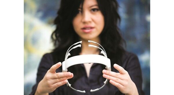 Người phụ nữ gốc Việt chế tạo thiết bị điều khiển máy móc bằng suy nghĩ