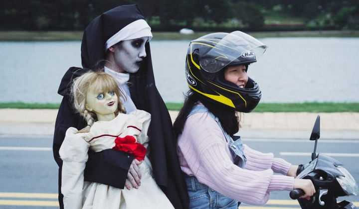 'Thánh lầy' MXH Trang Hý tung bộ ảnh hài hước chụp cùng Anabell và Valak