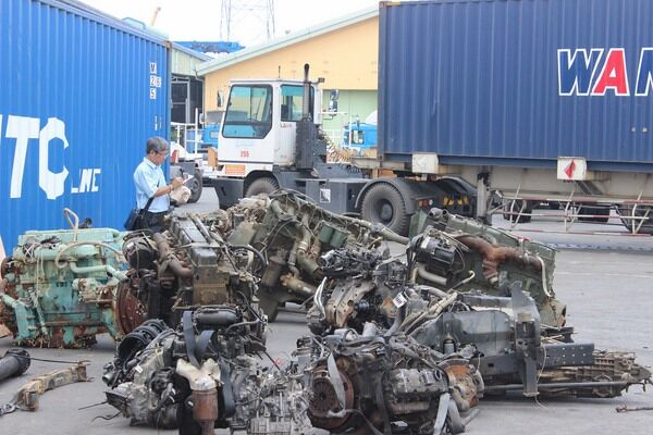 Làm giả hồ sơ, nhập khẩu hàng chục container máy móc cũ