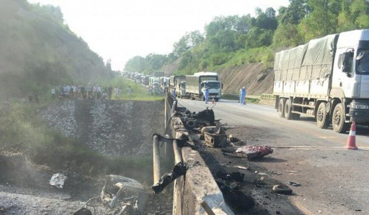 Làm đường tạm qua cầu Ngòi Thủ sau sự cố xe bồn phát nổ bốc cháy