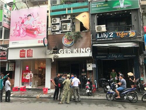 2 người già mắc kẹt trong vụ cháy tiệm bánh ở phố tây Bùi Viện 